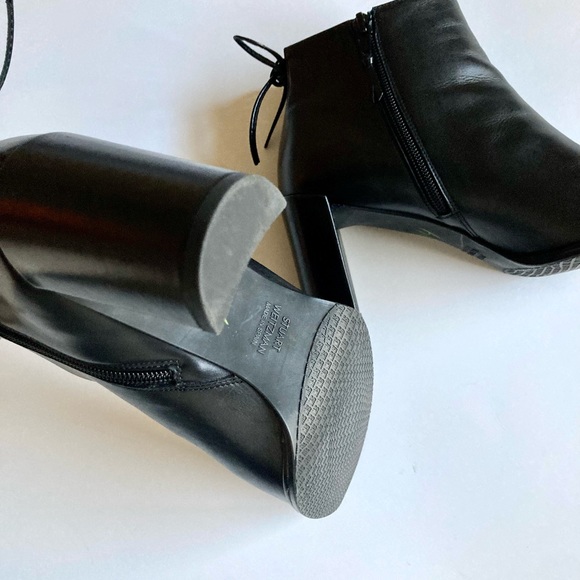 Stuart Weitzman Lofty Bootie, pointy toe, tie back. Black leather size 9. - Picture 12 of 12